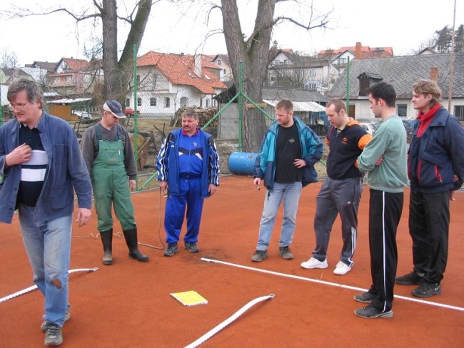 Jarda Pípal při dostavbě kurtů